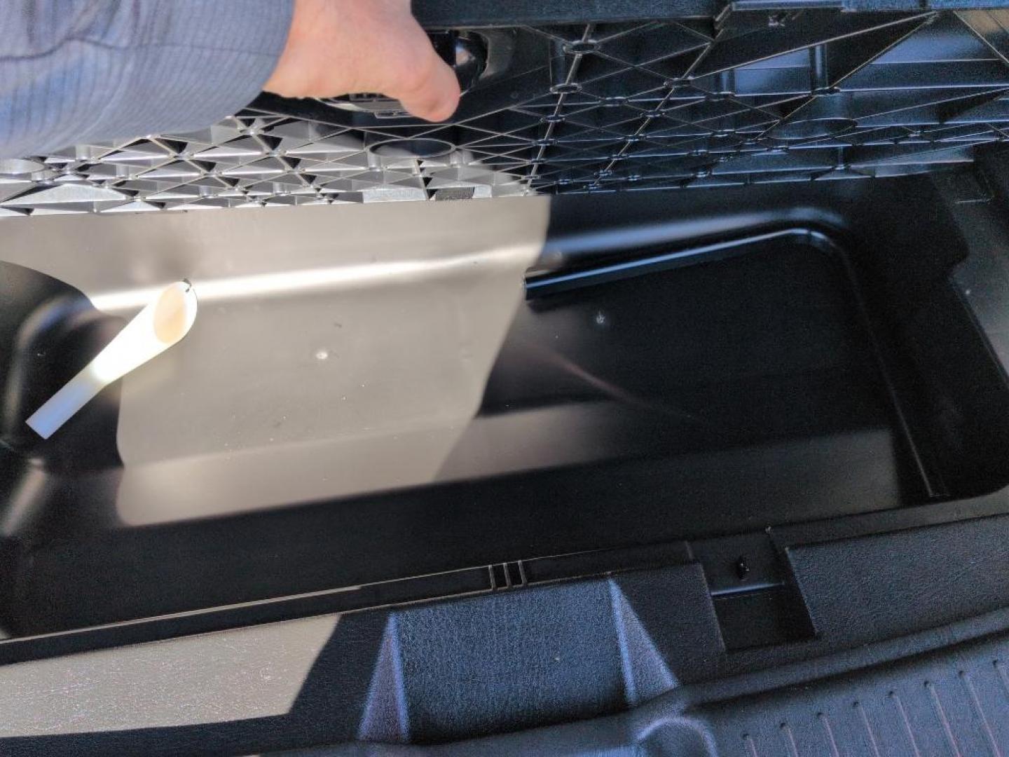 2010 SILVER Ford Escape XLT (1FMCU9D71AK) with an 4 Cyl, 2.5L engine, Automatic transmission, located at 10890 W. Colfax Ave., Lakewood, CO, 80215, (303) 274-7692, 39.739914, -105.120132 - Photo#21