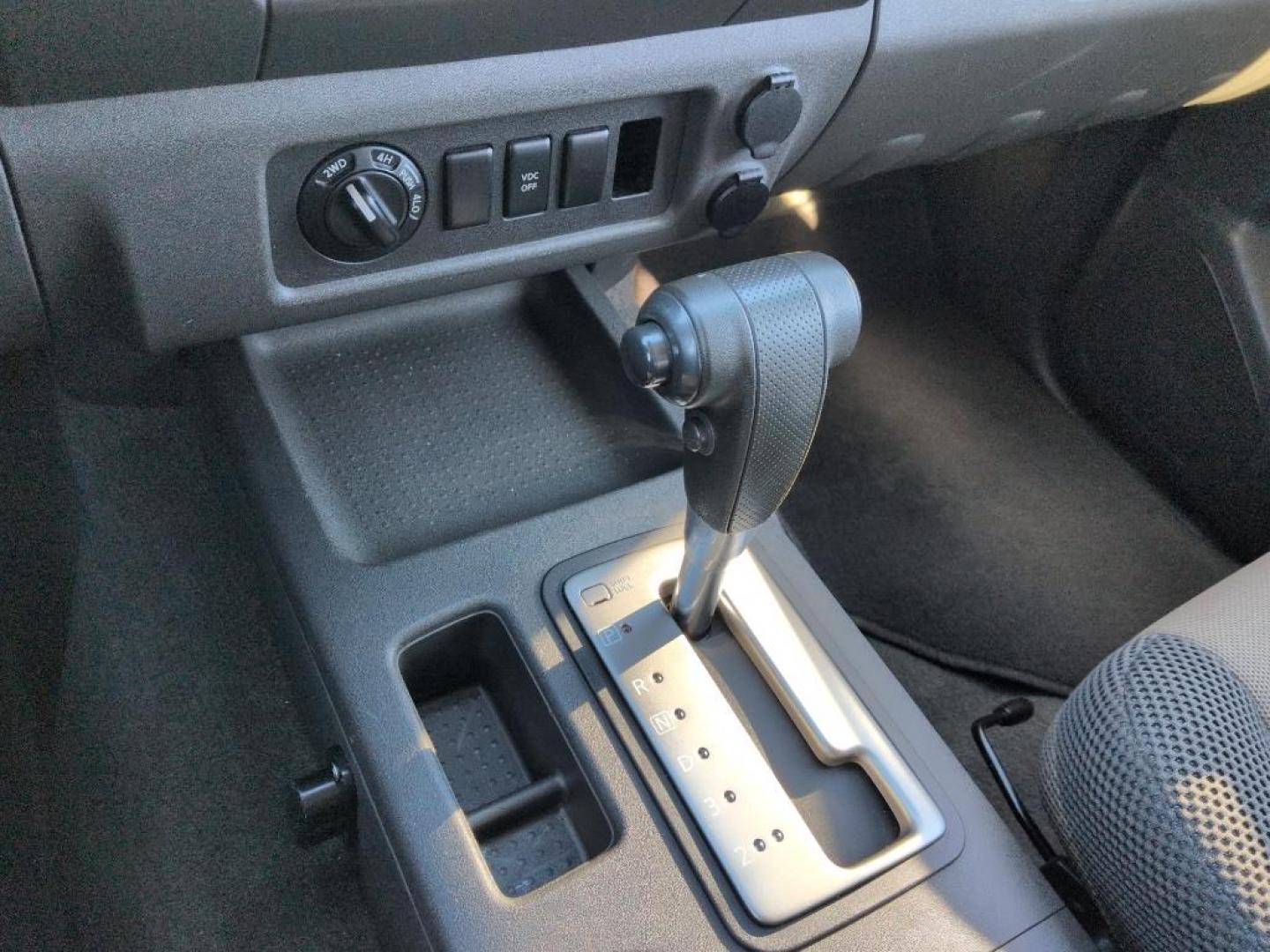 2006 GRAY Nissan Xterra OR 4WD (5N1AN08W06C) with an V6, 4.0L engine, Automatic transmission, located at 10890 W. Colfax Ave., Lakewood, CO, 80215, (303) 274-7692, 39.739914, -105.120132 - Photo#13