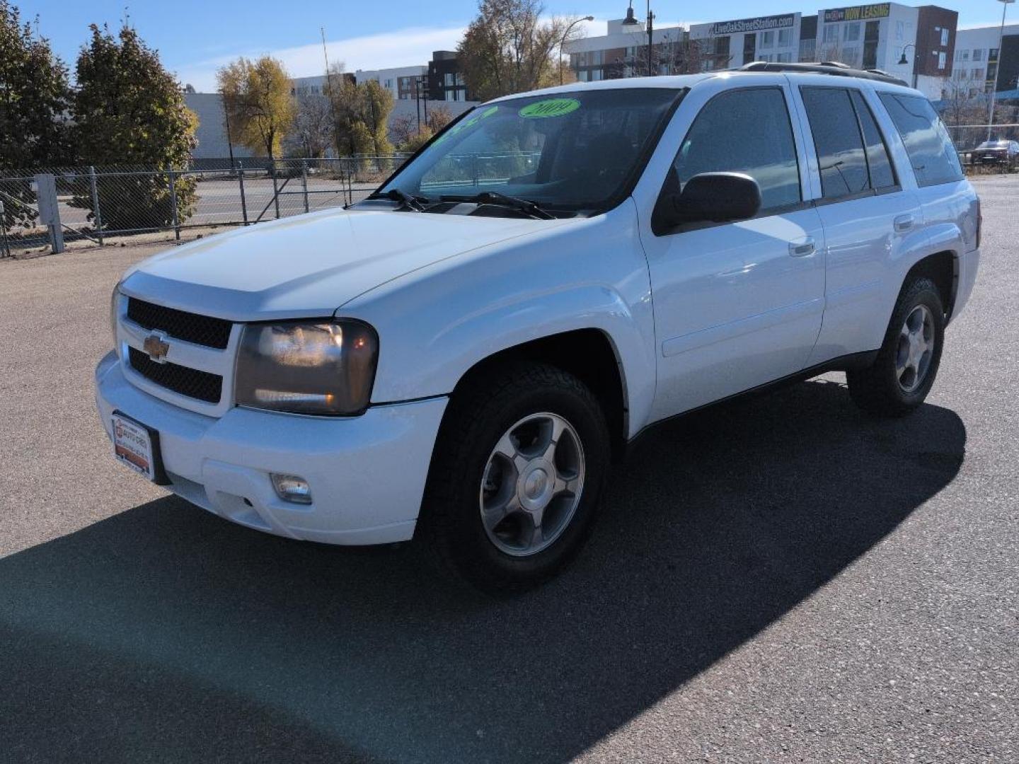 2009 WHITE Chevrolet TrailBlazer LT (1GNDT33S392) with an 6 Cyl, 4.2L engine, Automatic transmission, located at 10890 W. Colfax Ave., Lakewood, CO, 80215, (303) 274-7692, 39.739914, -105.120132 - Photo#0