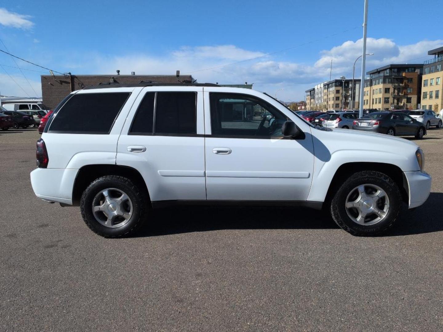 2009 WHITE Chevrolet TrailBlazer LT (1GNDT33S392) with an 6 Cyl, 4.2L engine, Automatic transmission, located at 10890 W. Colfax Ave., Lakewood, CO, 80215, (303) 274-7692, 39.739914, -105.120132 - Photo#3