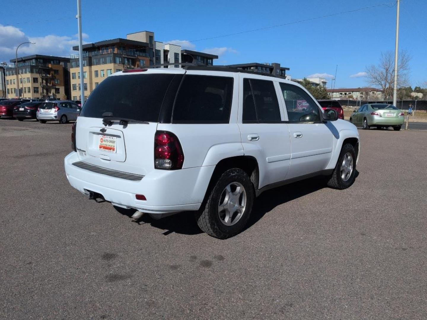 2009 WHITE Chevrolet TrailBlazer LT (1GNDT33S392) with an 6 Cyl, 4.2L engine, Automatic transmission, located at 10890 W. Colfax Ave., Lakewood, CO, 80215, (303) 274-7692, 39.739914, -105.120132 - Photo#4