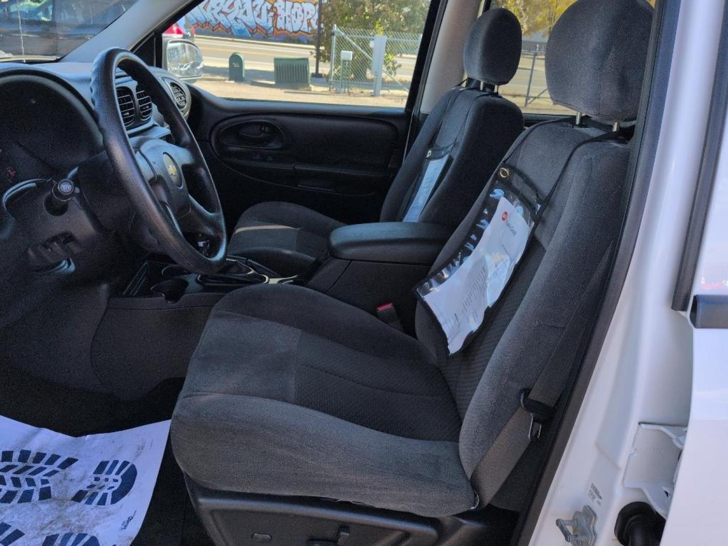 2009 WHITE Chevrolet TrailBlazer LT (1GNDT33S392) with an 6 Cyl, 4.2L engine, Automatic transmission, located at 10890 W. Colfax Ave., Lakewood, CO, 80215, (303) 274-7692, 39.739914, -105.120132 - Photo#9