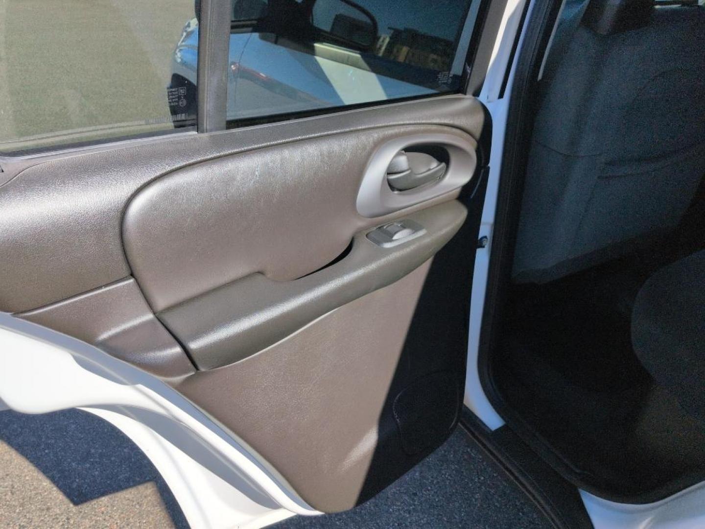 2009 WHITE Chevrolet TrailBlazer LT (1GNDT33S392) with an 6 Cyl, 4.2L engine, Automatic transmission, located at 10890 W. Colfax Ave., Lakewood, CO, 80215, (303) 274-7692, 39.739914, -105.120132 - Photo#12