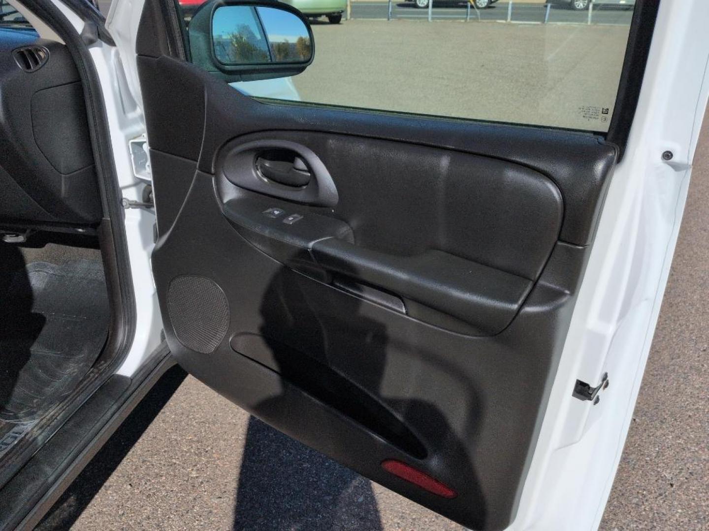 2009 WHITE Chevrolet TrailBlazer LT (1GNDT33S392) with an 6 Cyl, 4.2L engine, Automatic transmission, located at 10890 W. Colfax Ave., Lakewood, CO, 80215, (303) 274-7692, 39.739914, -105.120132 - Photo#14