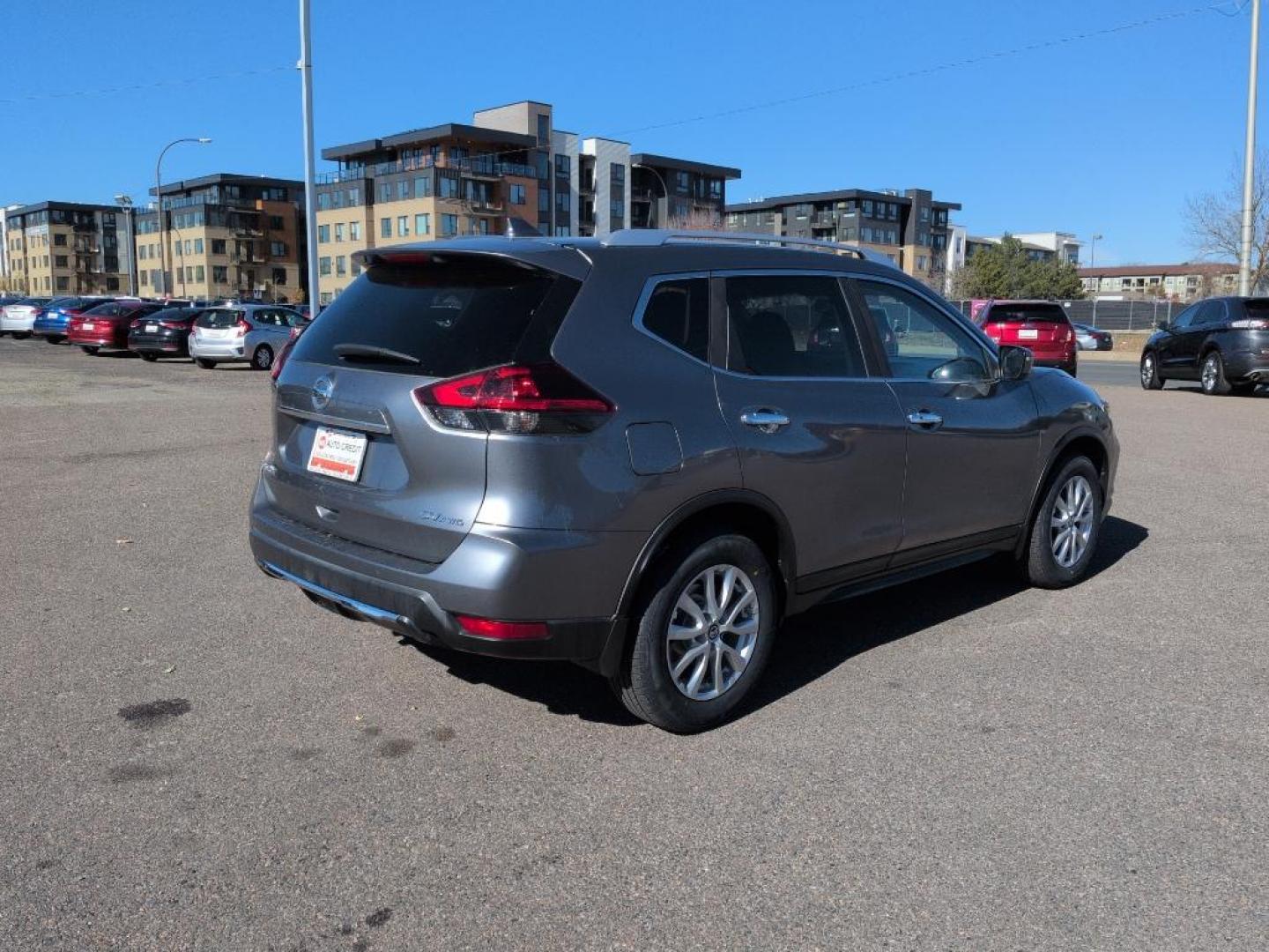 2018 GRAY Nissan Rogue SV AWD (KNMAT2MV0JP) with an 4 Cyl, 2.5L engine, Automatic transmission, located at 10890 W. Colfax Ave., Lakewood, CO, 80215, (303) 274-7692, 39.739914, -105.120132 - Photo#4