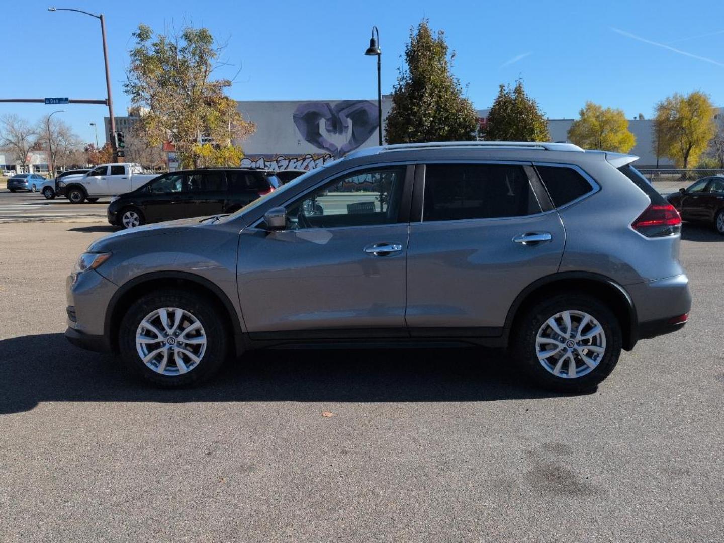 2018 GRAY Nissan Rogue SV AWD (KNMAT2MV0JP) with an 4 Cyl, 2.5L engine, Automatic transmission, located at 10890 W. Colfax Ave., Lakewood, CO, 80215, (303) 274-7692, 39.739914, -105.120132 - Photo#7