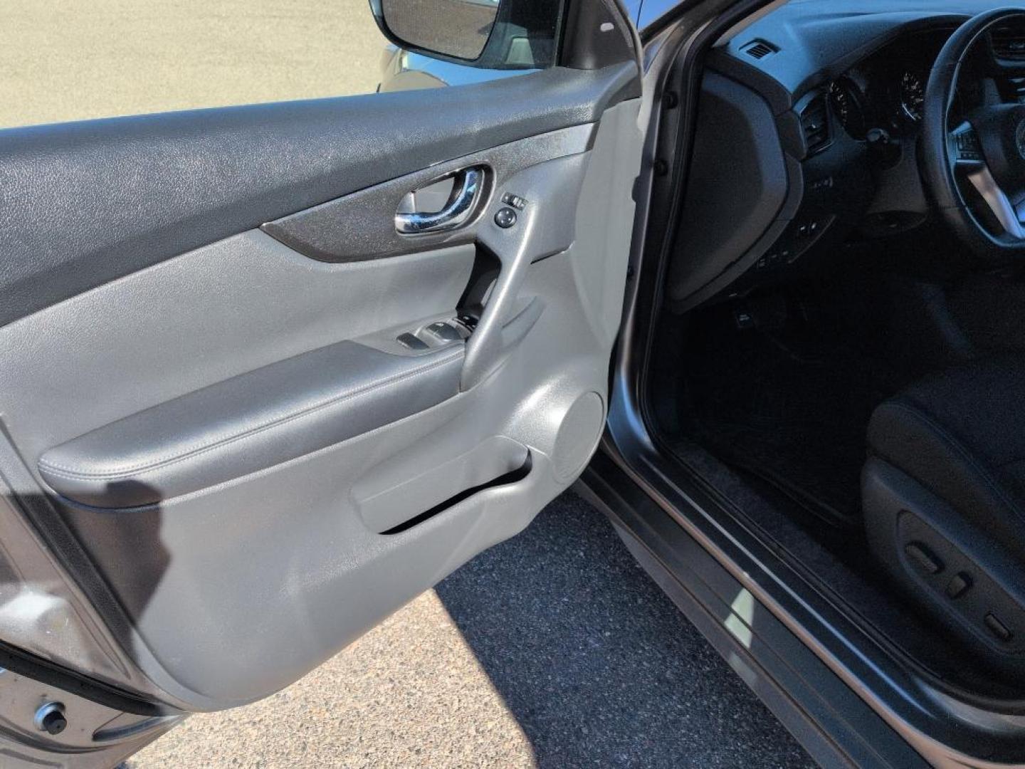 2018 GRAY Nissan Rogue SV AWD (KNMAT2MV0JP) with an 4 Cyl, 2.5L engine, Automatic transmission, located at 10890 W. Colfax Ave., Lakewood, CO, 80215, (303) 274-7692, 39.739914, -105.120132 - Photo#8