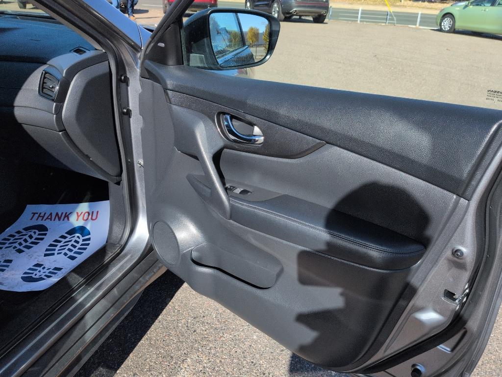 2018 GRAY Nissan Rogue SV AWD (KNMAT2MV0JP) with an 4 Cyl, 2.5L engine, Automatic transmission, located at 10890 W. Colfax Ave., Lakewood, CO, 80215, (303) 274-7692, 39.739914, -105.120132 - Photo#16