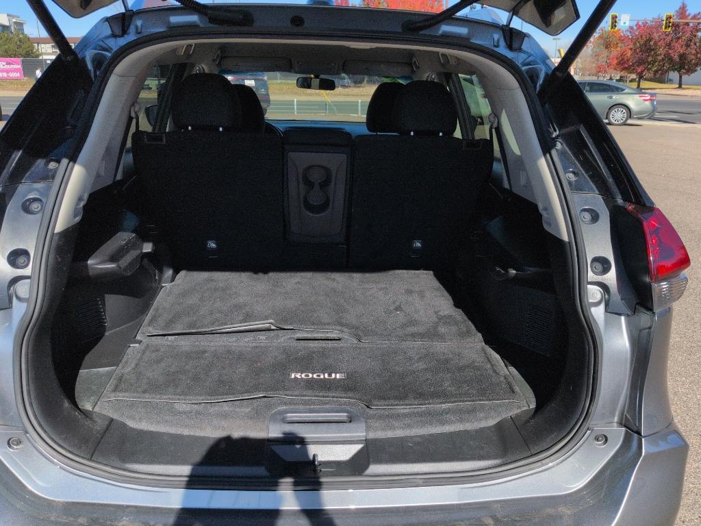2018 GRAY Nissan Rogue SV AWD (KNMAT2MV0JP) with an 4 Cyl, 2.5L engine, Automatic transmission, located at 10890 W. Colfax Ave., Lakewood, CO, 80215, (303) 274-7692, 39.739914, -105.120132 - Photo#20