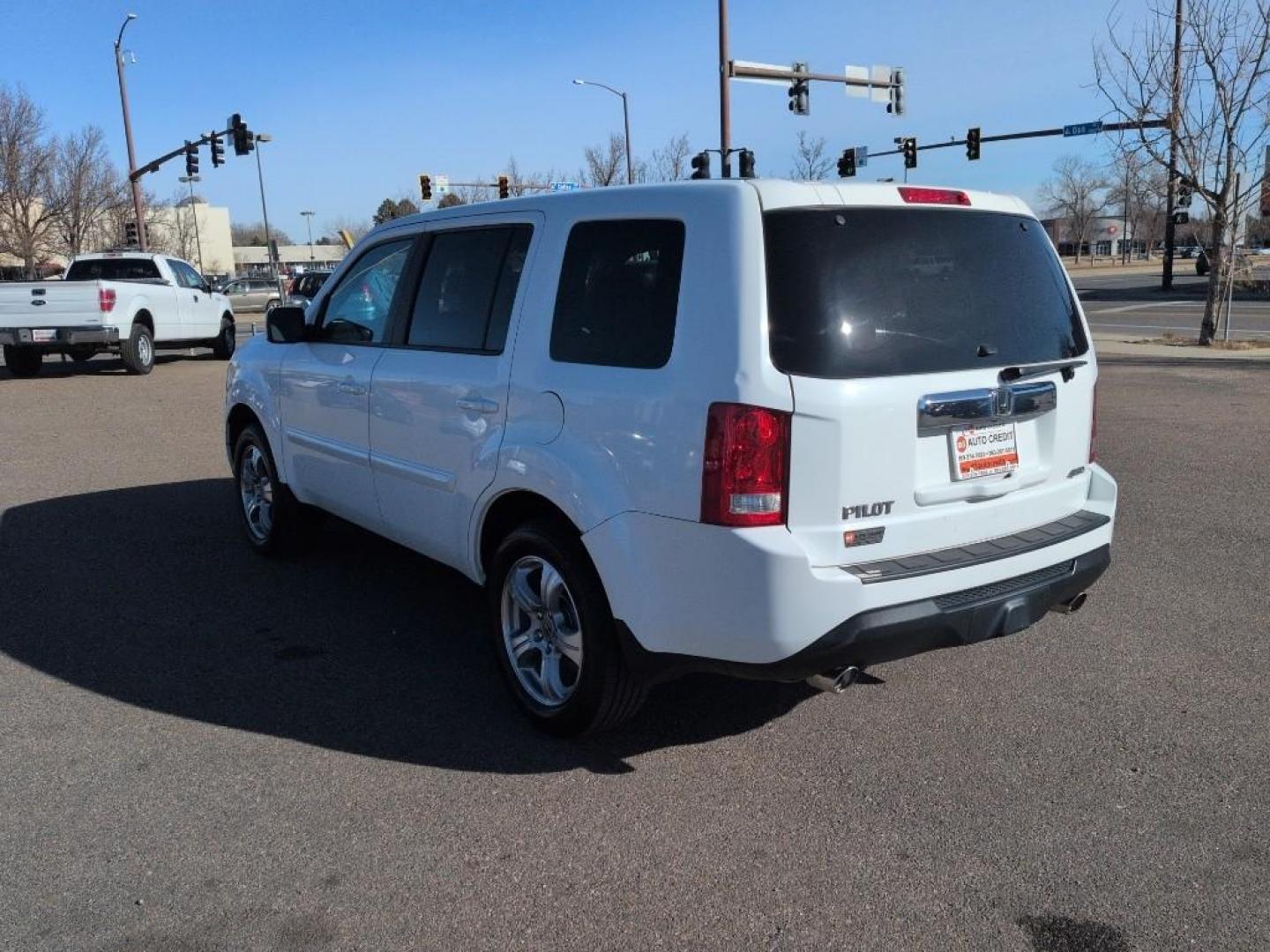 2013 WHITE Honda Pilot EX (5FNYF4H43DB) with an V6, 3.5L engine, Automatic transmission, located at 10890 W. Colfax Ave., Lakewood, CO, 80215, (303) 274-7692, 39.739914, -105.120132 - Photo#6
