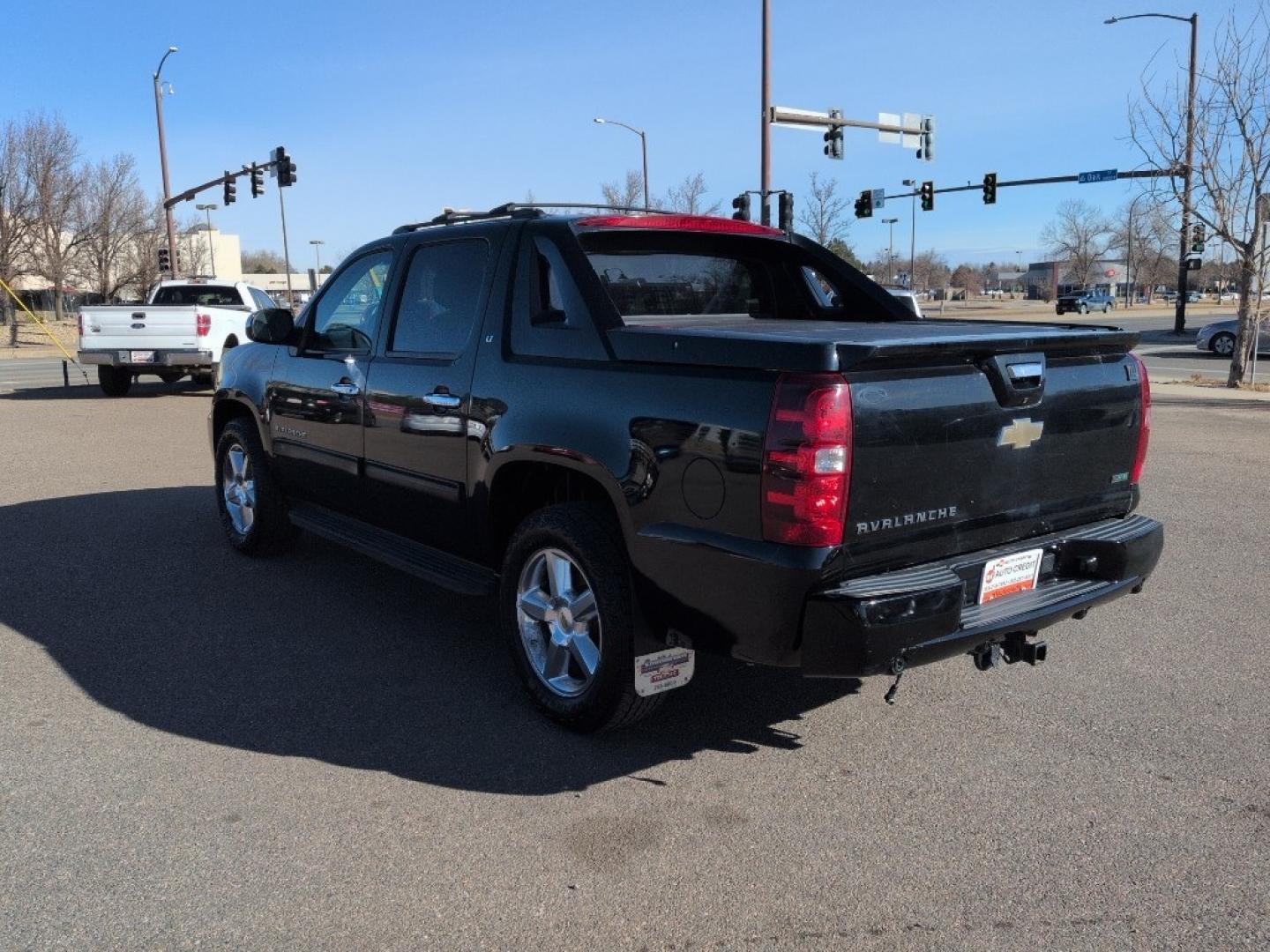 2011 BLACK Chevrolet Avalanche LT (3GNTKFE30BG) with an V8, 5.3L engine, Automatic transmission, located at 10890 W. Colfax Ave., Lakewood, CO, 80215, (303) 274-7692, 39.739914, -105.120132- Photo#6
