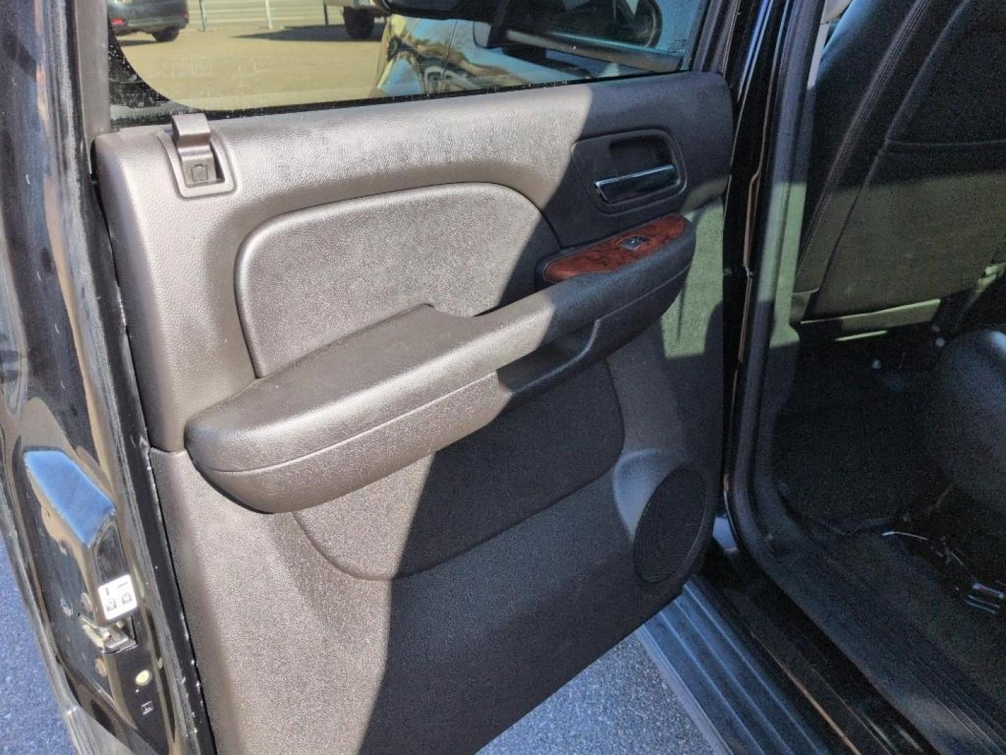 2011 BLACK Chevrolet Avalanche LT (3GNTKFE30BG) with an V8, 5.3L engine, Automatic transmission, located at 10890 W. Colfax Ave., Lakewood, CO, 80215, (303) 274-7692, 39.739914, -105.120132- Photo#14