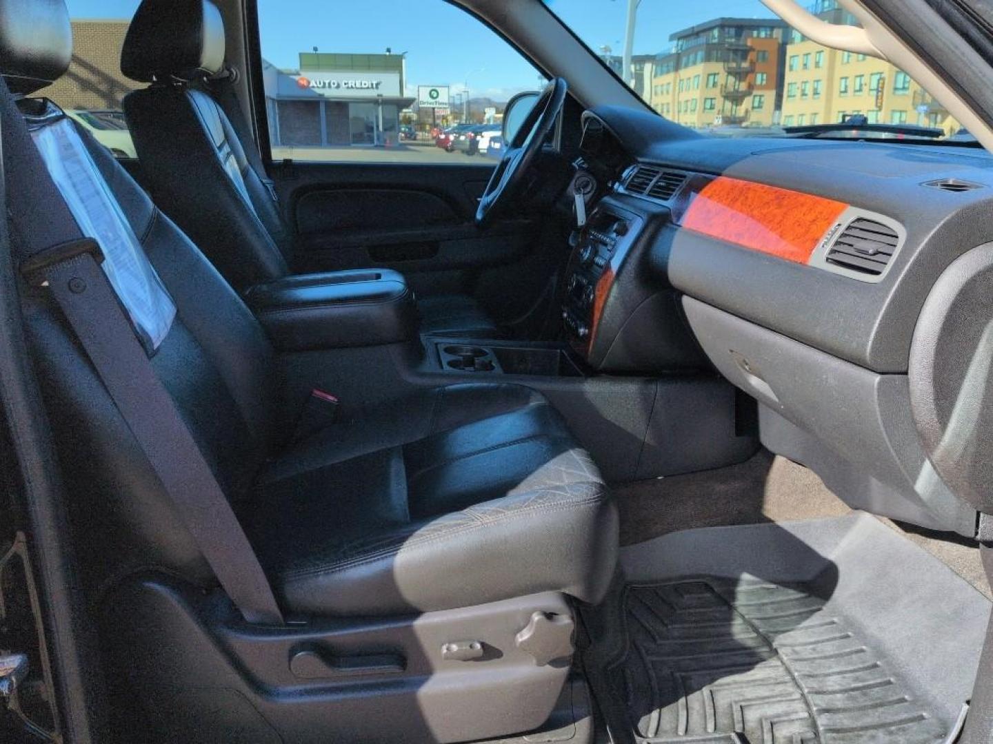 2011 BLACK Chevrolet Avalanche LT (3GNTKFE30BG) with an V8, 5.3L engine, Automatic transmission, located at 10890 W. Colfax Ave., Lakewood, CO, 80215, (303) 274-7692, 39.739914, -105.120132- Photo#17