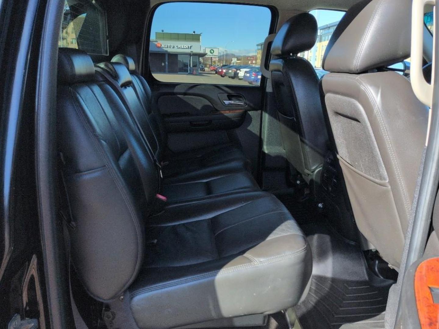 2011 BLACK Chevrolet Avalanche LT (3GNTKFE30BG) with an V8, 5.3L engine, Automatic transmission, located at 10890 W. Colfax Ave., Lakewood, CO, 80215, (303) 274-7692, 39.739914, -105.120132- Photo#19
