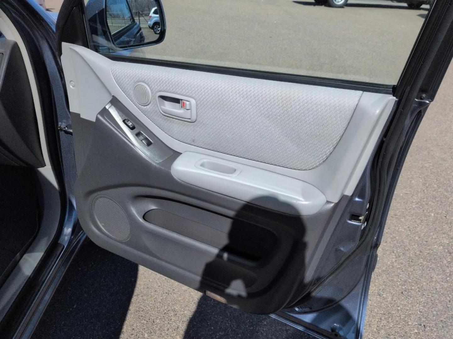 2005 BLUE Toyota Highlander LIMITED V6 4WD (JTEEP21A250) with an V6, 3.3L engine, Automatic transmission, located at 10890 W. Colfax Ave., Lakewood, CO, 80215, (303) 274-7692, 39.739914, -105.120132 - Photo#17