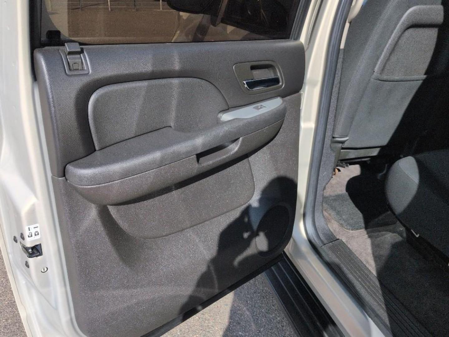 2010 GOLD Chevrolet Suburban LS (1GNUKHE34AR) with an V8, 5.3L engine, Automatic transmission, located at 10890 W. Colfax Ave., Lakewood, CO, 80215, (303) 274-7692, 39.739914, -105.120132 - Photo#16