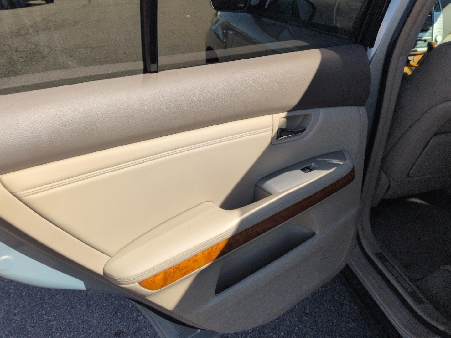 2008 SILVER Lexus RX 350 Base (2T2HK31UX8C) with an V6, 3.5L engine, Automatic transmission, located at 10890 W. Colfax Ave., Lakewood, CO, 80215, (303) 274-7692, 39.739914, -105.120132 - Photo#16