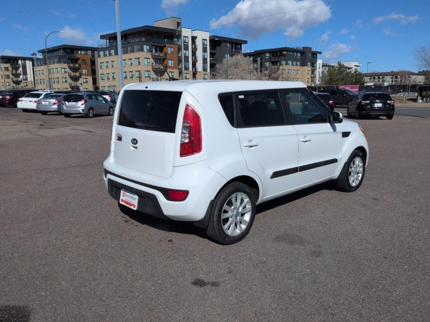 2013 WHITE Kia Soul ! (KNDJT2A62D7) with an 4 Cyl, 2.0L engine, Automatic transmission, located at 10890 W. Colfax Ave., Lakewood, CO, 80215, (303) 274-7692, 39.739914, -105.120132 - Photo#4