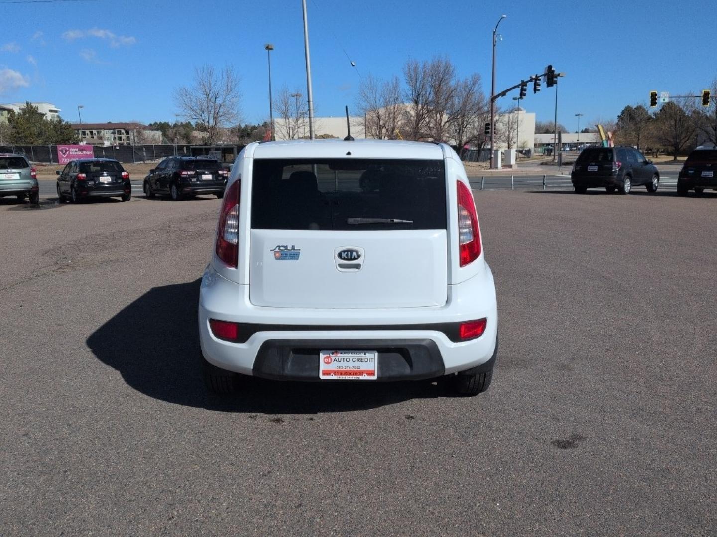 2013 WHITE Kia Soul ! (KNDJT2A62D7) with an 4 Cyl, 2.0L engine, Automatic transmission, located at 10890 W. Colfax Ave., Lakewood, CO, 80215, (303) 274-7692, 39.739914, -105.120132 - Photo#5