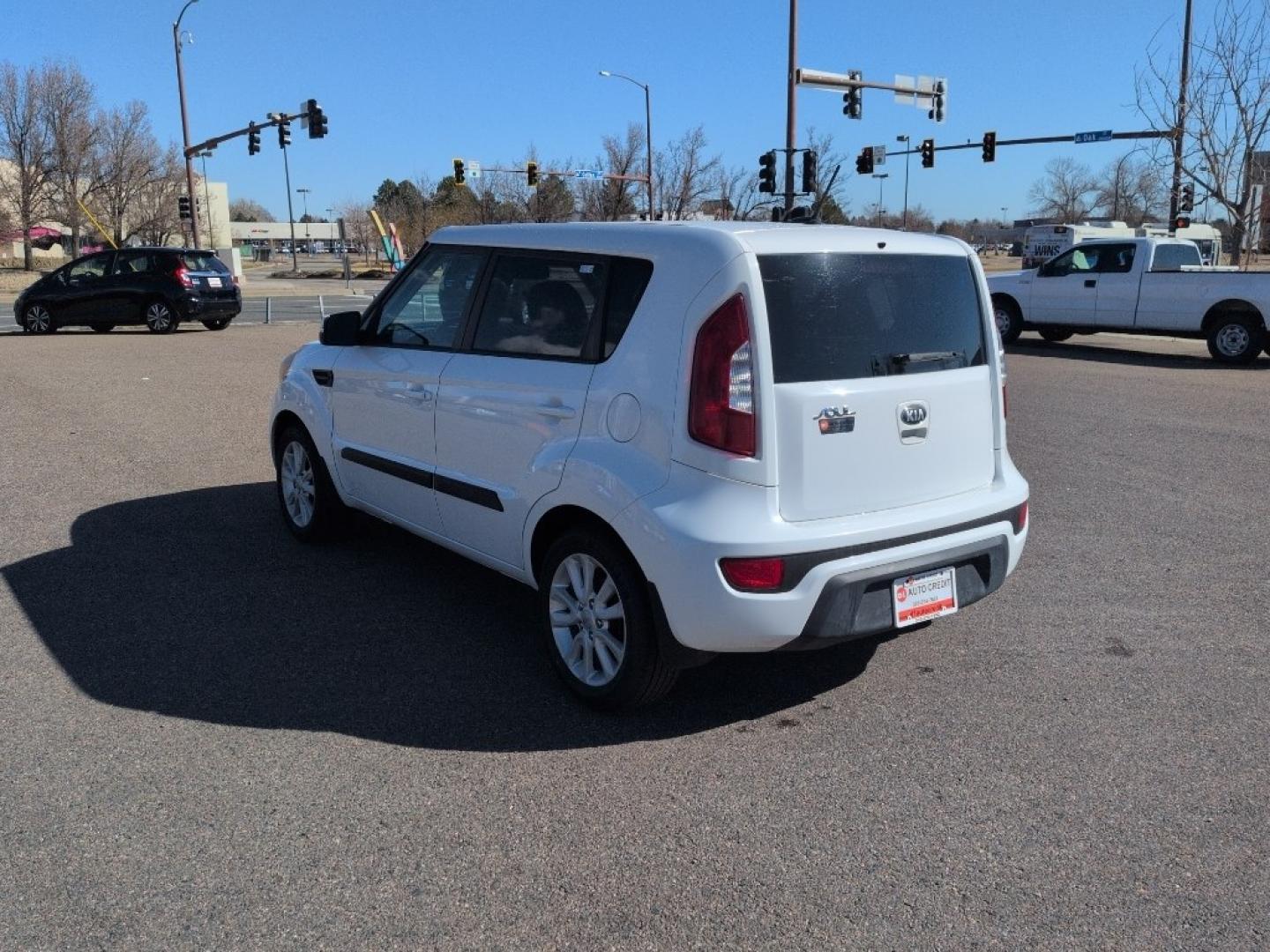 2013 WHITE Kia Soul ! (KNDJT2A62D7) with an 4 Cyl, 2.0L engine, Automatic transmission, located at 10890 W. Colfax Ave., Lakewood, CO, 80215, (303) 274-7692, 39.739914, -105.120132 - Photo#6