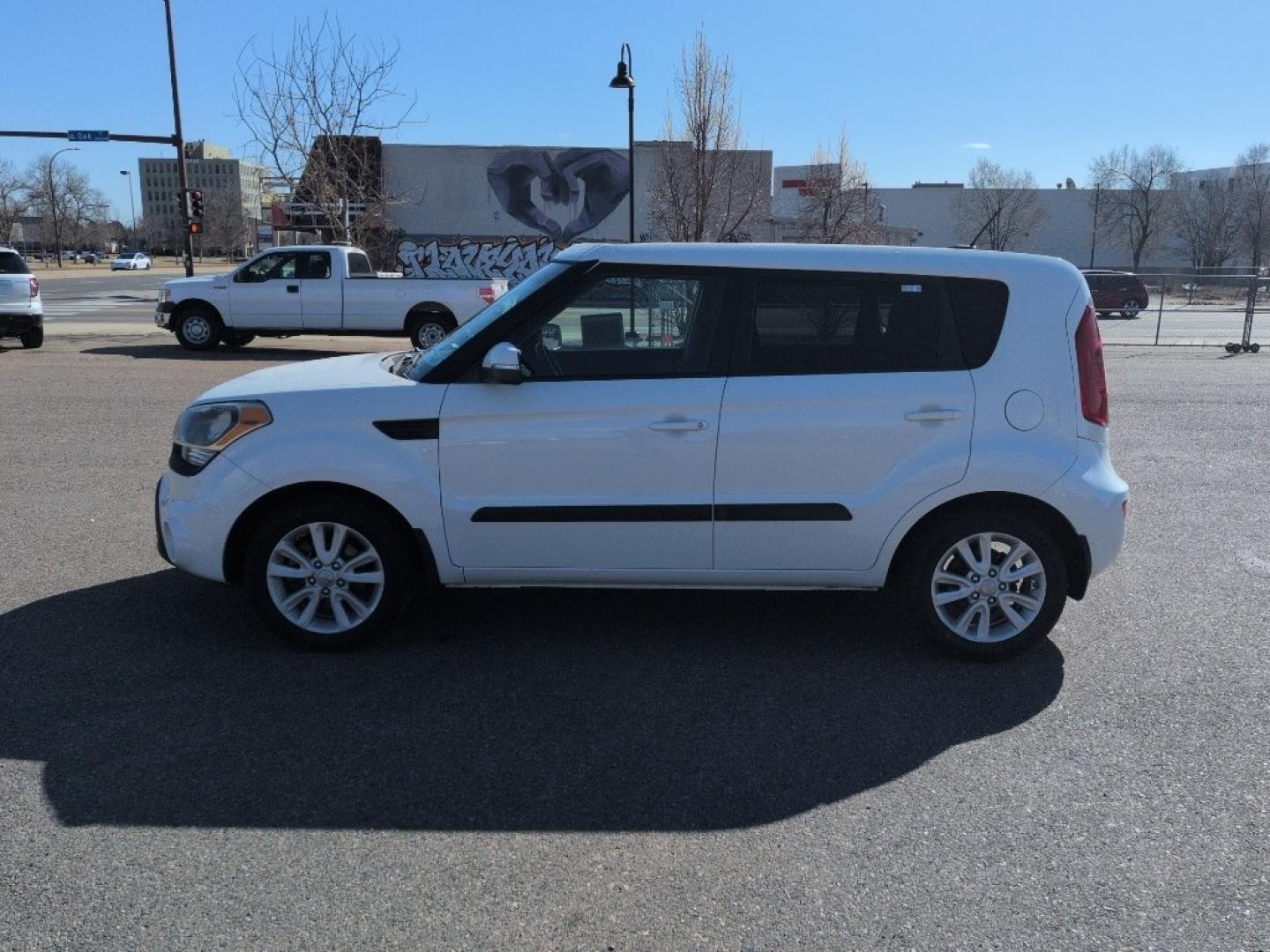 2013 WHITE Kia Soul ! (KNDJT2A62D7) with an 4 Cyl, 2.0L engine, Automatic transmission, located at 10890 W. Colfax Ave., Lakewood, CO, 80215, (303) 274-7692, 39.739914, -105.120132 - Photo#7