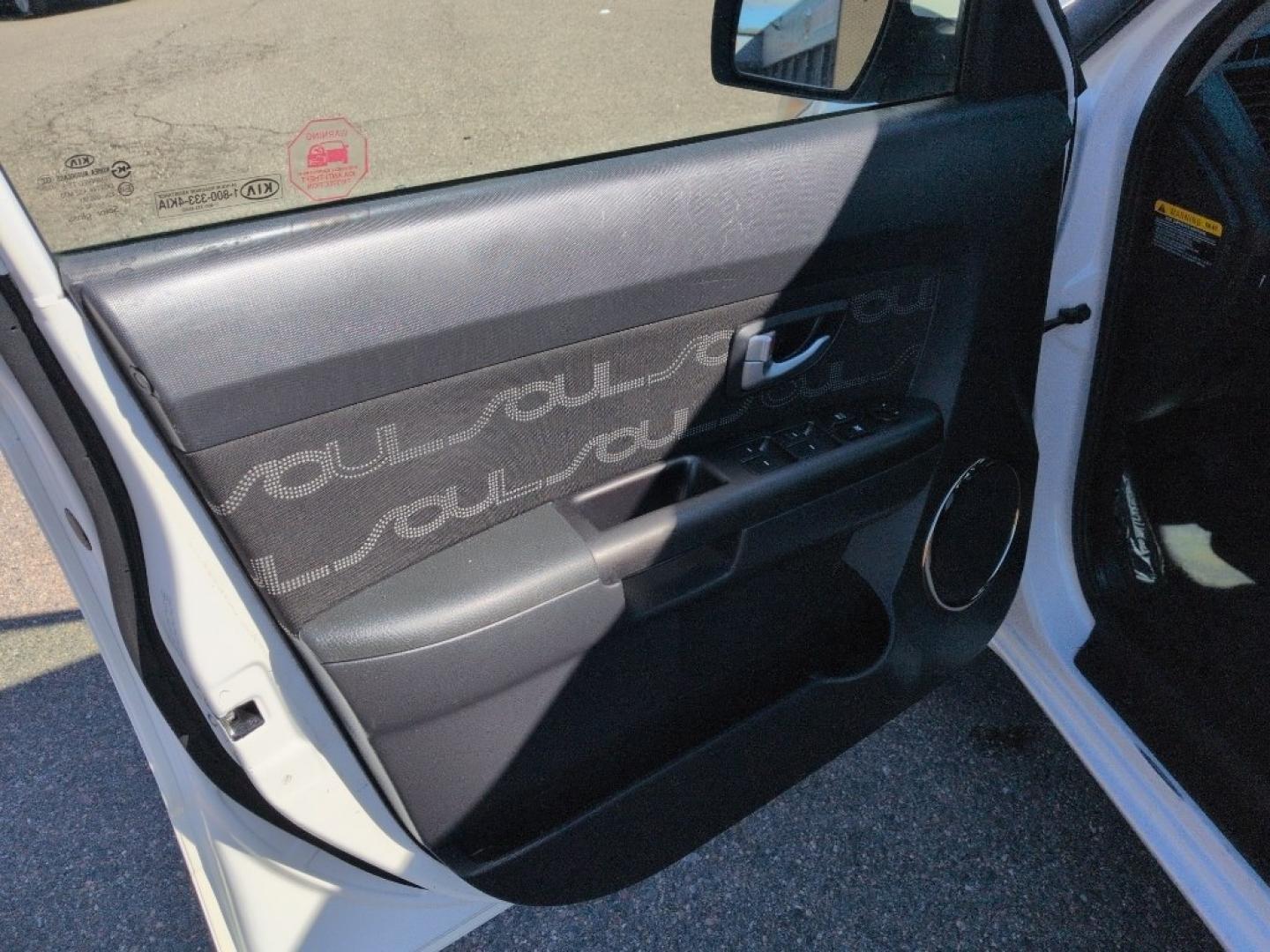 2013 WHITE Kia Soul ! (KNDJT2A62D7) with an 4 Cyl, 2.0L engine, Automatic transmission, located at 10890 W. Colfax Ave., Lakewood, CO, 80215, (303) 274-7692, 39.739914, -105.120132 - Photo#8