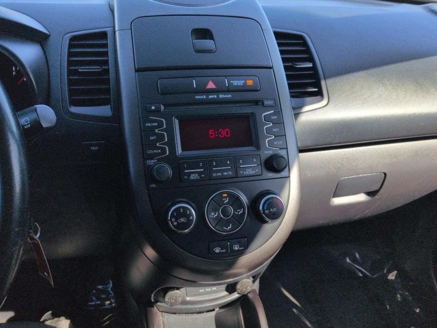 2013 WHITE Kia Soul ! (KNDJT2A62D7) with an 4 Cyl, 2.0L engine, Automatic transmission, located at 10890 W. Colfax Ave., Lakewood, CO, 80215, (303) 274-7692, 39.739914, -105.120132 - Photo#12