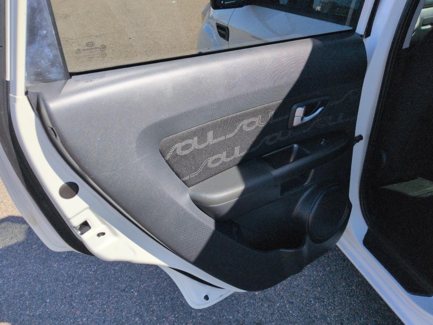 2013 WHITE Kia Soul ! (KNDJT2A62D7) with an 4 Cyl, 2.0L engine, Automatic transmission, located at 10890 W. Colfax Ave., Lakewood, CO, 80215, (303) 274-7692, 39.739914, -105.120132 - Photo#14