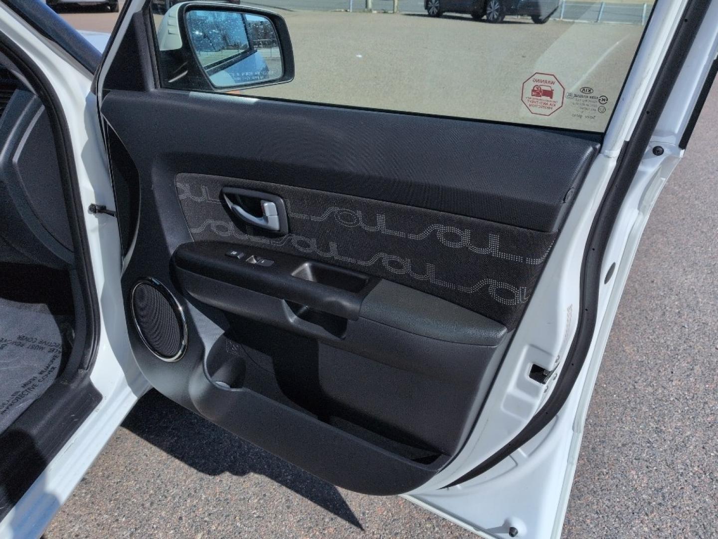 2013 WHITE Kia Soul ! (KNDJT2A62D7) with an 4 Cyl, 2.0L engine, Automatic transmission, located at 10890 W. Colfax Ave., Lakewood, CO, 80215, (303) 274-7692, 39.739914, -105.120132 - Photo#16