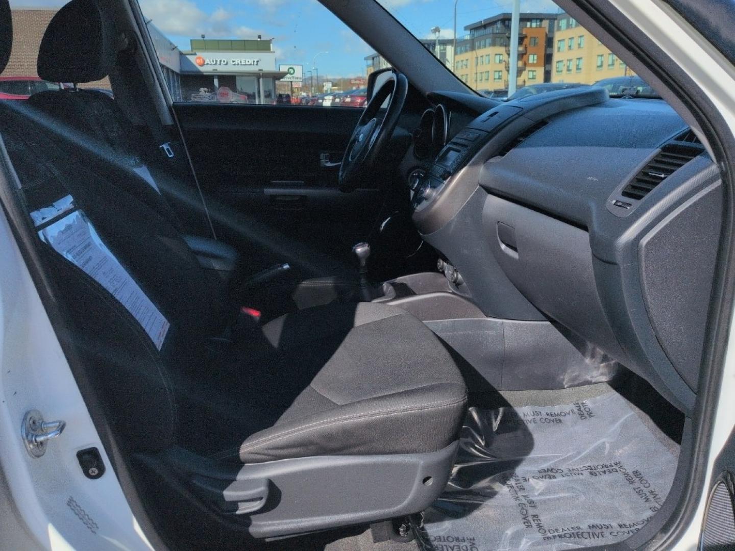 2013 WHITE Kia Soul ! (KNDJT2A62D7) with an 4 Cyl, 2.0L engine, Automatic transmission, located at 10890 W. Colfax Ave., Lakewood, CO, 80215, (303) 274-7692, 39.739914, -105.120132 - Photo#17