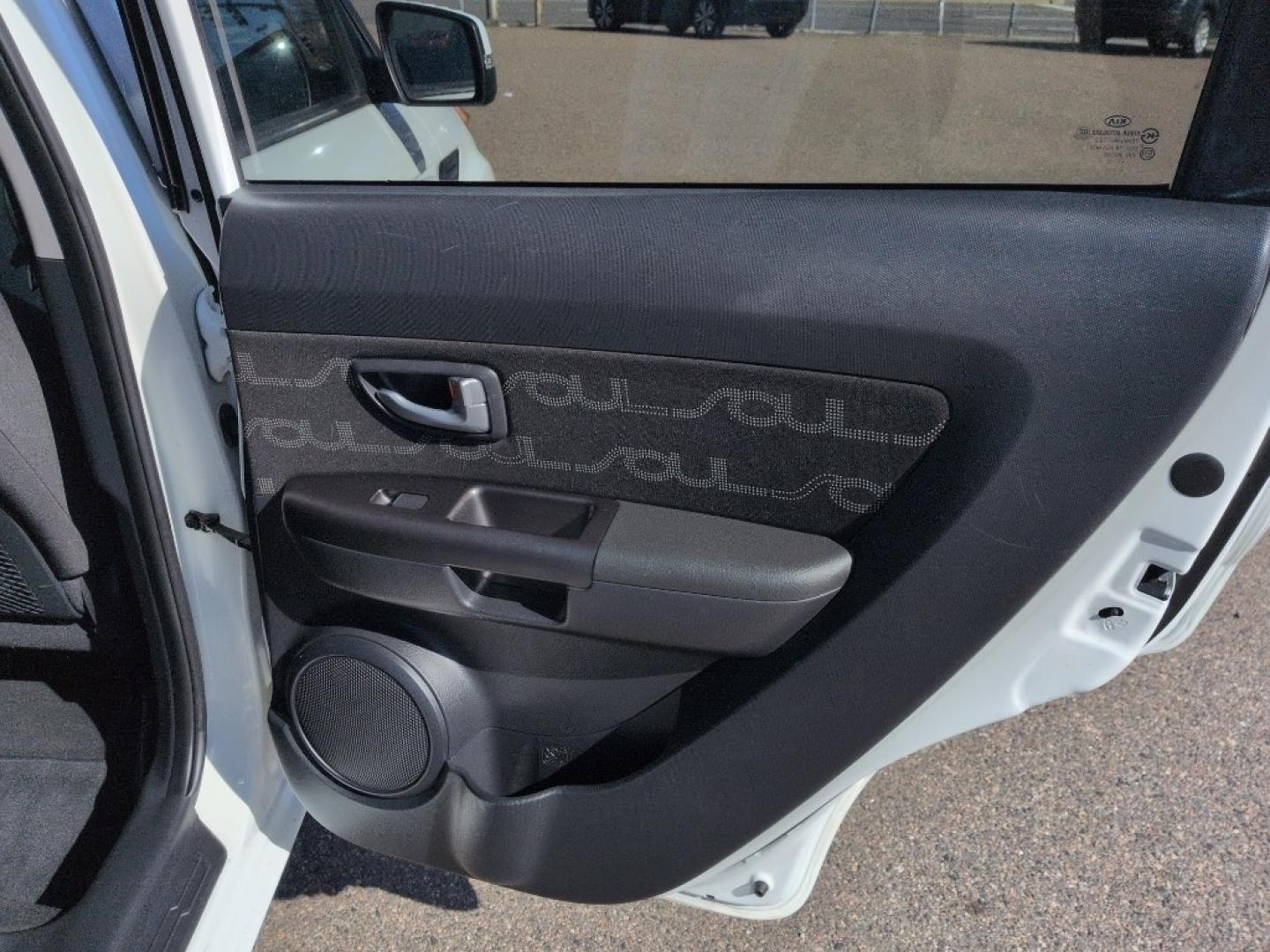 2013 WHITE Kia Soul ! (KNDJT2A62D7) with an 4 Cyl, 2.0L engine, Automatic transmission, located at 10890 W. Colfax Ave., Lakewood, CO, 80215, (303) 274-7692, 39.739914, -105.120132 - Photo#18
