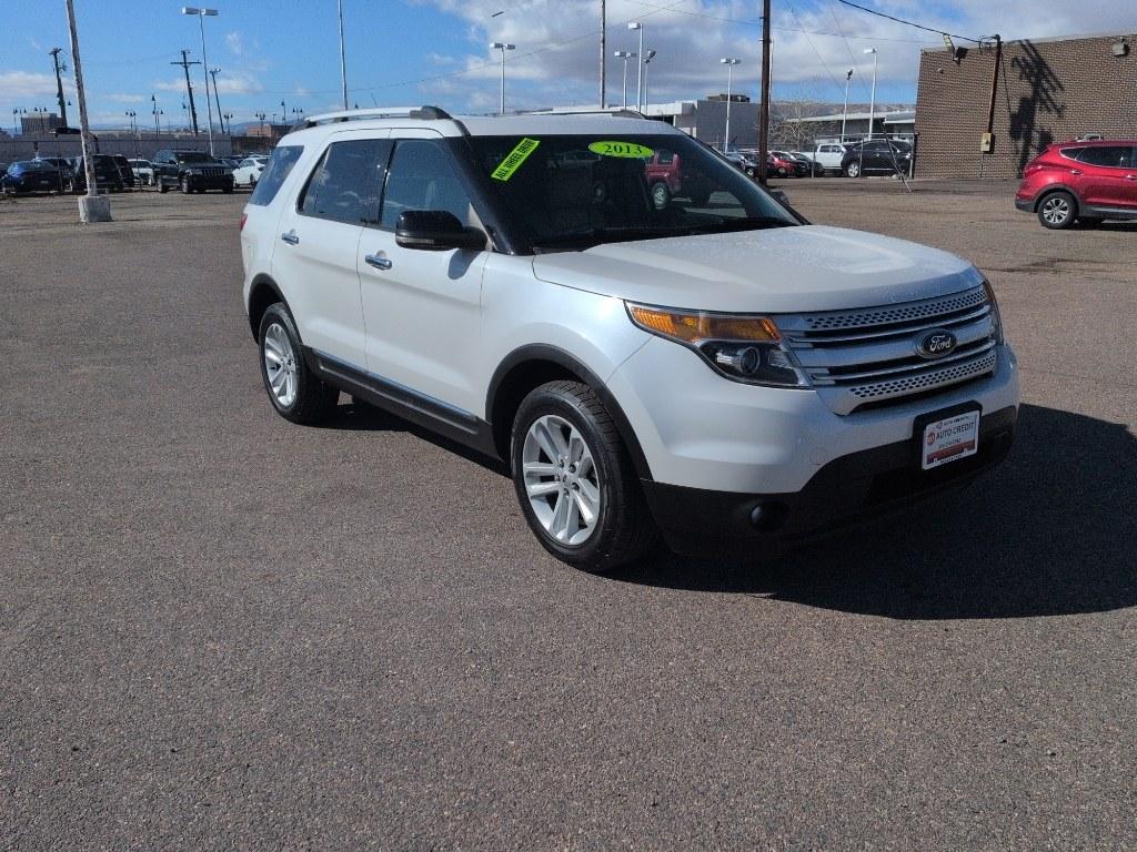 2013 WHITE Ford Explorer XLT (1FM5K8D89DG) with an V6, 3.5L engine, Automatic transmission, located at 10890 W. Colfax Ave., Lakewood, CO, 80215, (303) 274-7692, 39.739914, -105.120132 - Photo#2