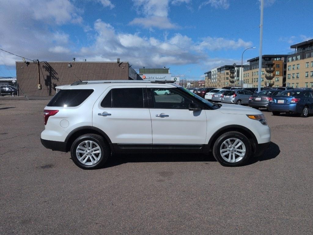 2013 WHITE Ford Explorer XLT (1FM5K8D89DG) with an V6, 3.5L engine, Automatic transmission, located at 10890 W. Colfax Ave., Lakewood, CO, 80215, (303) 274-7692, 39.739914, -105.120132 - Photo#3