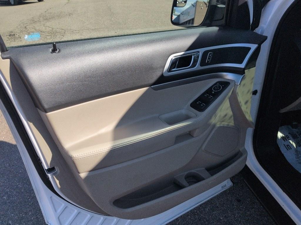 2013 WHITE Ford Explorer XLT (1FM5K8D89DG) with an V6, 3.5L engine, Automatic transmission, located at 10890 W. Colfax Ave., Lakewood, CO, 80215, (303) 274-7692, 39.739914, -105.120132 - Photo#8