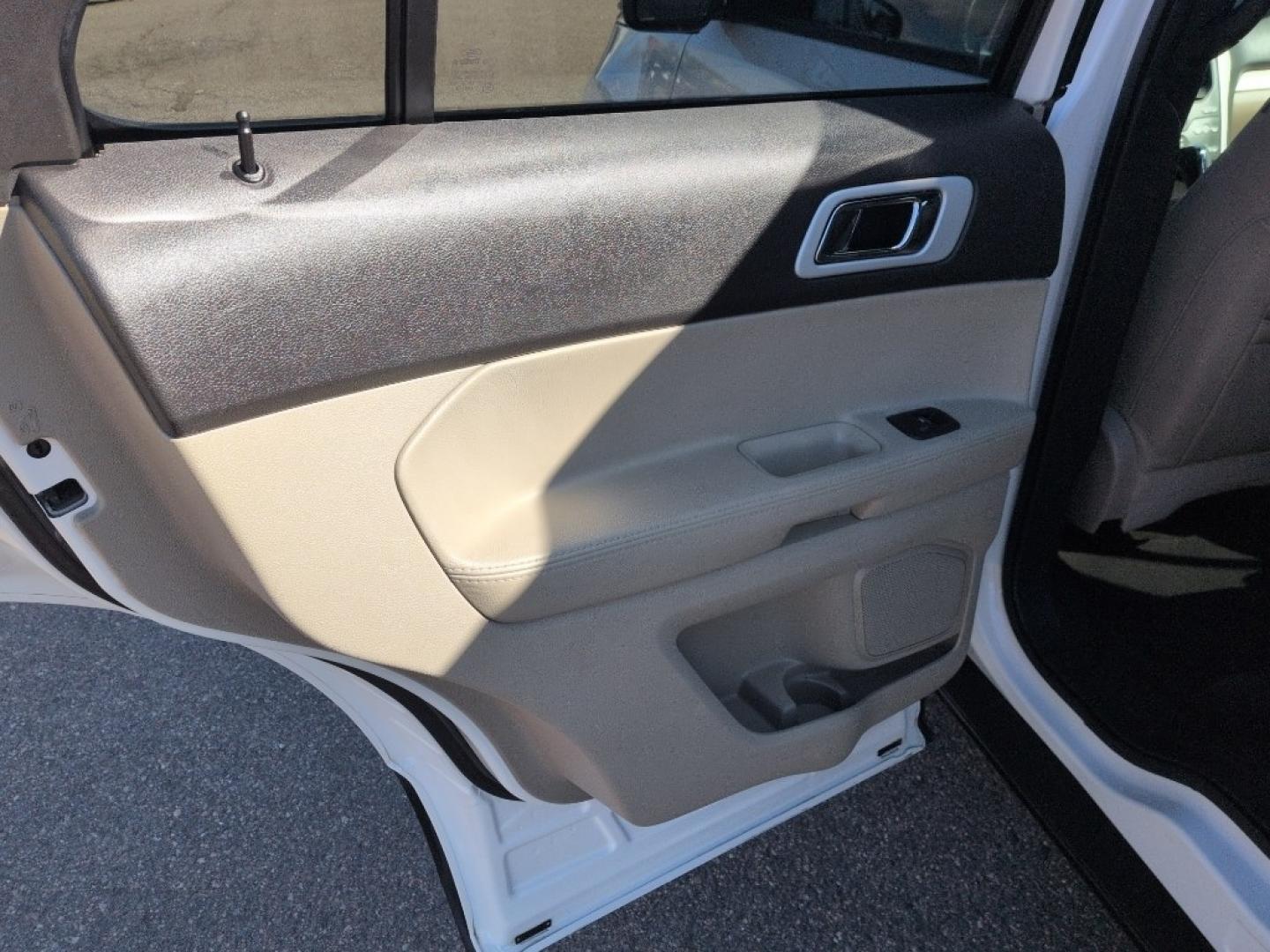 2013 WHITE Ford Explorer XLT (1FM5K8D89DG) with an V6, 3.5L engine, Automatic transmission, located at 10890 W. Colfax Ave., Lakewood, CO, 80215, (303) 274-7692, 39.739914, -105.120132 - Photo#15