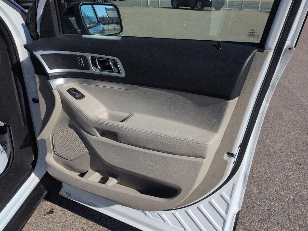 2013 WHITE Ford Explorer XLT (1FM5K8D89DG) with an V6, 3.5L engine, Automatic transmission, located at 10890 W. Colfax Ave., Lakewood, CO, 80215, (303) 274-7692, 39.739914, -105.120132 - Photo#18