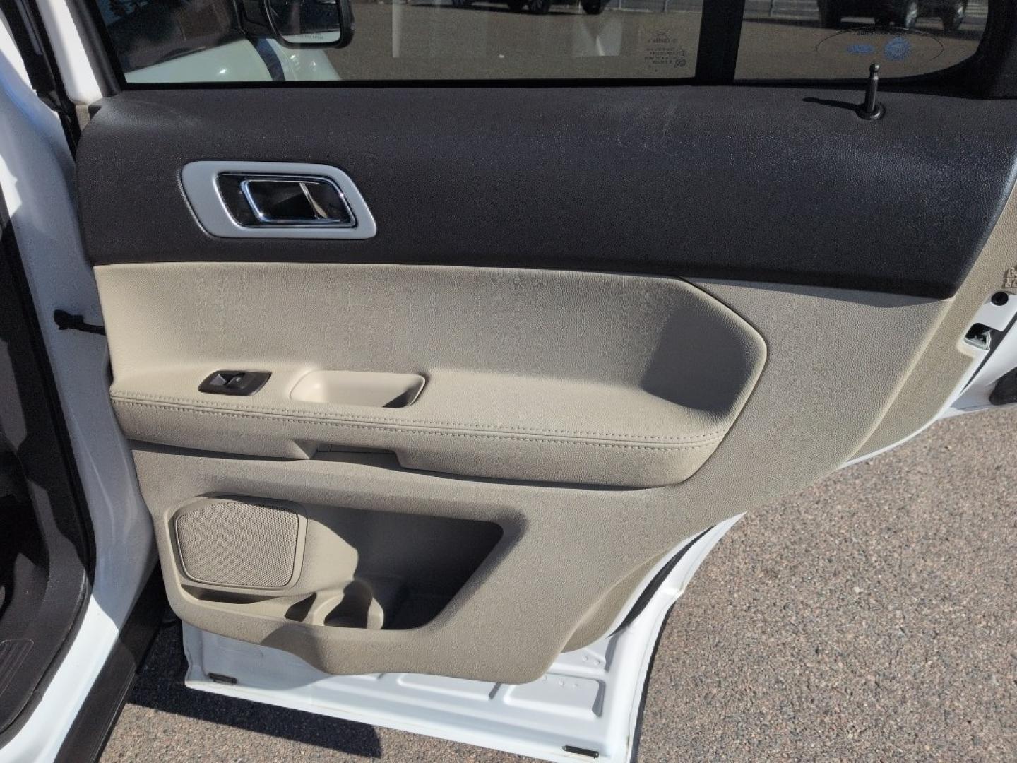 2013 WHITE Ford Explorer XLT (1FM5K8D89DG) with an V6, 3.5L engine, Automatic transmission, located at 10890 W. Colfax Ave., Lakewood, CO, 80215, (303) 274-7692, 39.739914, -105.120132 - Photo#20