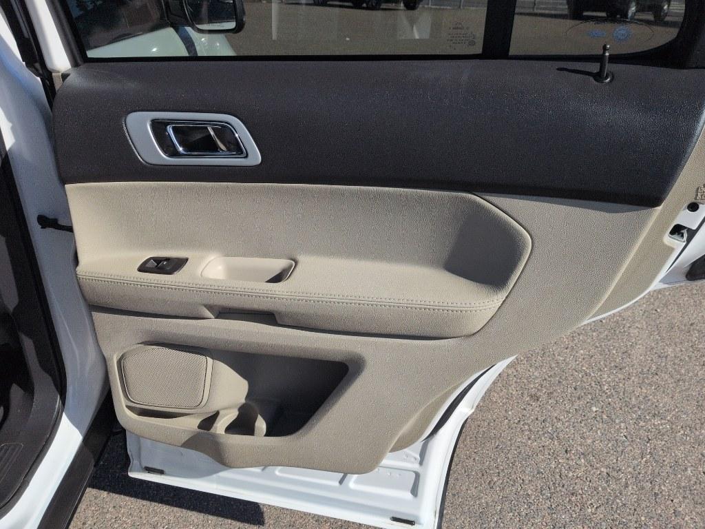2013 WHITE Ford Explorer XLT (1FM5K8D89DG) with an V6, 3.5L engine, Automatic transmission, located at 10890 W. Colfax Ave., Lakewood, CO, 80215, (303) 274-7692, 39.739914, -105.120132 - Photo#20