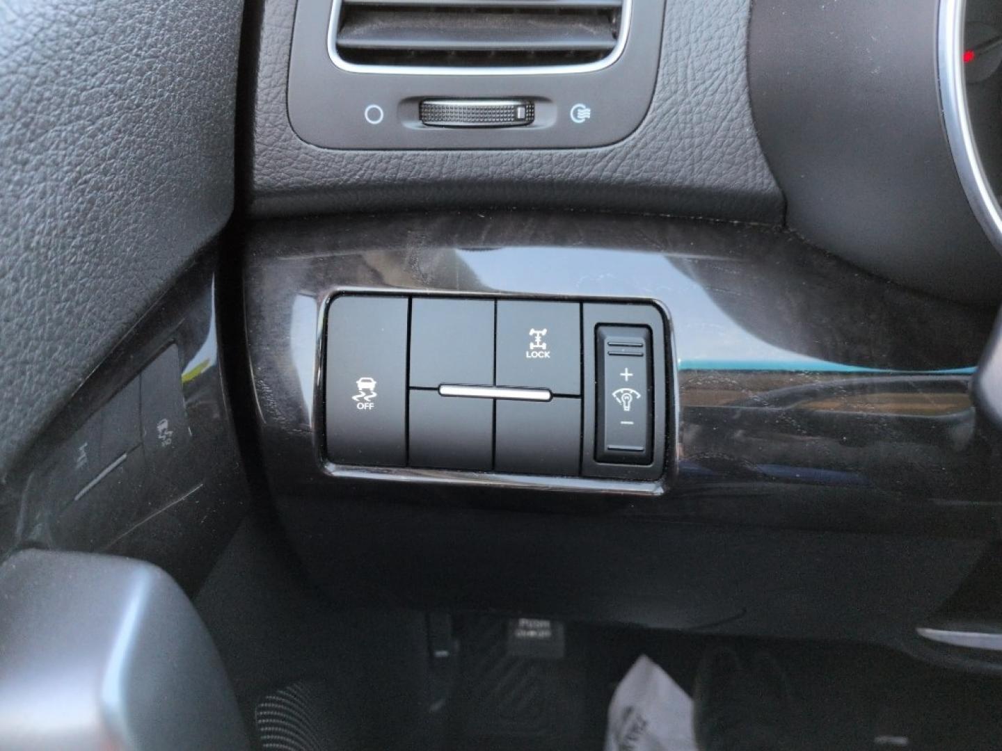 2014 RED Kia Sorento LX V6 AWD (5XYKTDA7XEG) with an V6, 3.3L engine, Automatic transmission, located at 10890 W. Colfax Ave., Lakewood, CO, 80215, (303) 274-7692, 39.739914, -105.120132 - Photo#14