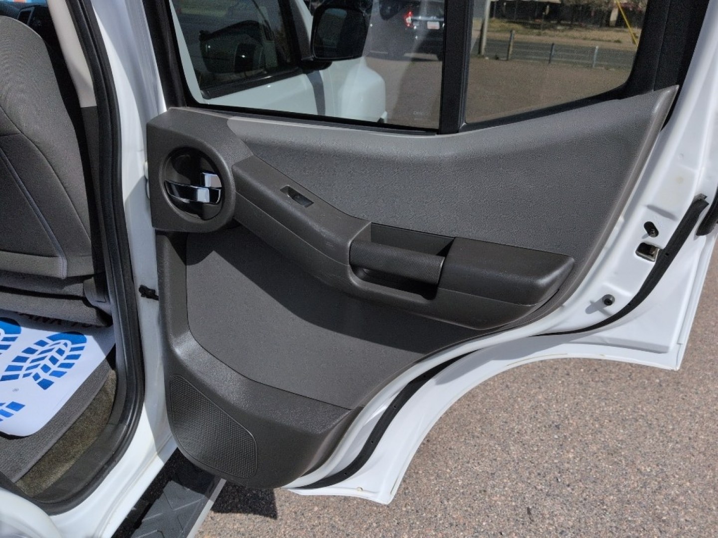 2012 WHITE Nissan Xterra X 4WD (5N1AN0NW0CC) with an V6, 4.0L engine, Automatic transmission, located at 10890 W. Colfax Ave., Lakewood, CO, 80215, (303) 274-7692, 39.739914, -105.120132 - Photo#18