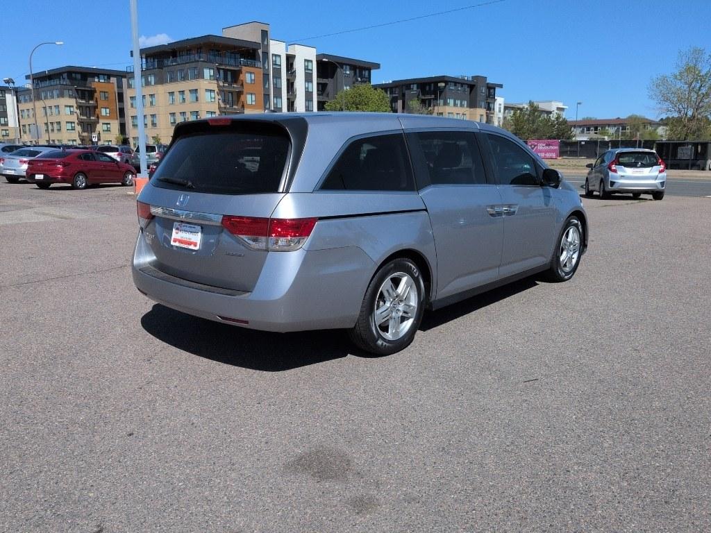 2016 GRAY Honda Odyssey SE (5FNRL5H32GB) with an V6, 3.5L engine, Automatic transmission, located at 10890 W. Colfax Ave., Lakewood, CO, 80215, (303) 274-7692, 39.739914, -105.120132 - Photo#4