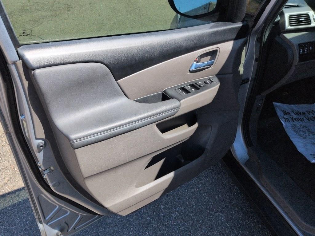 2016 GRAY Honda Odyssey SE (5FNRL5H32GB) with an V6, 3.5L engine, Automatic transmission, located at 10890 W. Colfax Ave., Lakewood, CO, 80215, (303) 274-7692, 39.739914, -105.120132 - Photo#8