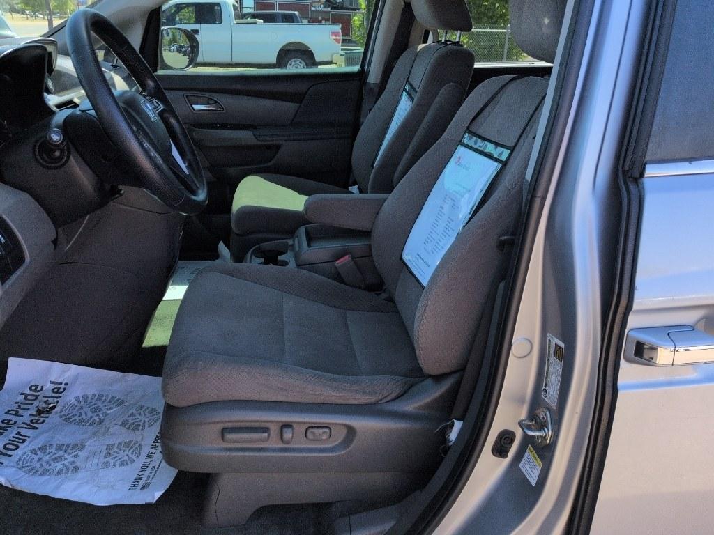 2016 GRAY Honda Odyssey SE (5FNRL5H32GB) with an V6, 3.5L engine, Automatic transmission, located at 10890 W. Colfax Ave., Lakewood, CO, 80215, (303) 274-7692, 39.739914, -105.120132 - Photo#9