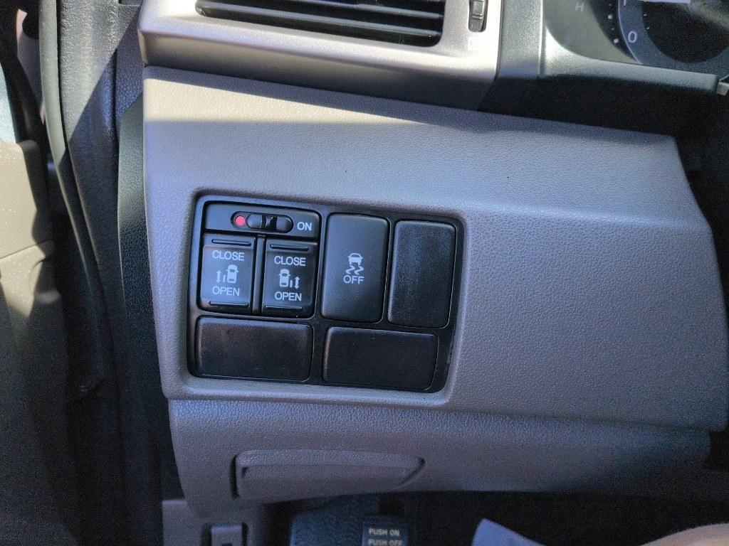 2016 GRAY Honda Odyssey SE (5FNRL5H32GB) with an V6, 3.5L engine, Automatic transmission, located at 10890 W. Colfax Ave., Lakewood, CO, 80215, (303) 274-7692, 39.739914, -105.120132 - Photo#16