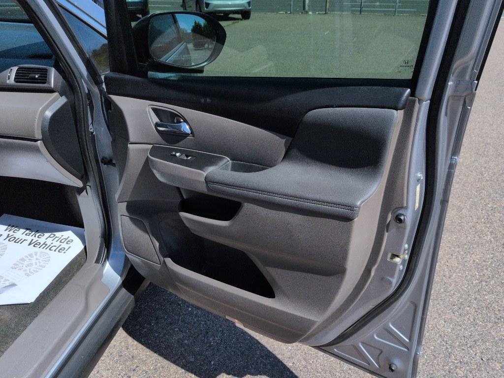 2016 GRAY Honda Odyssey SE (5FNRL5H32GB) with an V6, 3.5L engine, Automatic transmission, located at 10890 W. Colfax Ave., Lakewood, CO, 80215, (303) 274-7692, 39.739914, -105.120132 - Photo#19