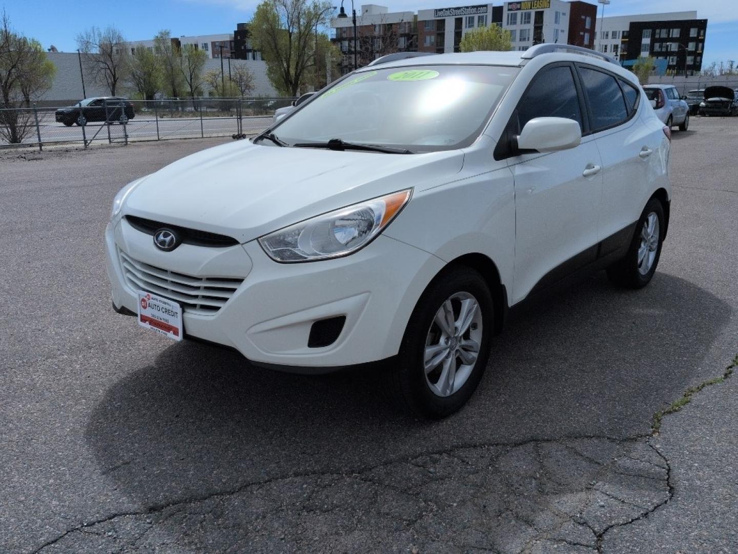2011 WHITE Hyundai Tucson LIMITED AUTO AWD (KM8JUCAC4BU) with an 4 Cyl, 2.4L engine, Automatic transmission, located at 10890 W. Colfax Ave., Lakewood, CO, 80215, (303) 274-7692, 39.739914, -105.120132 - Photo#0