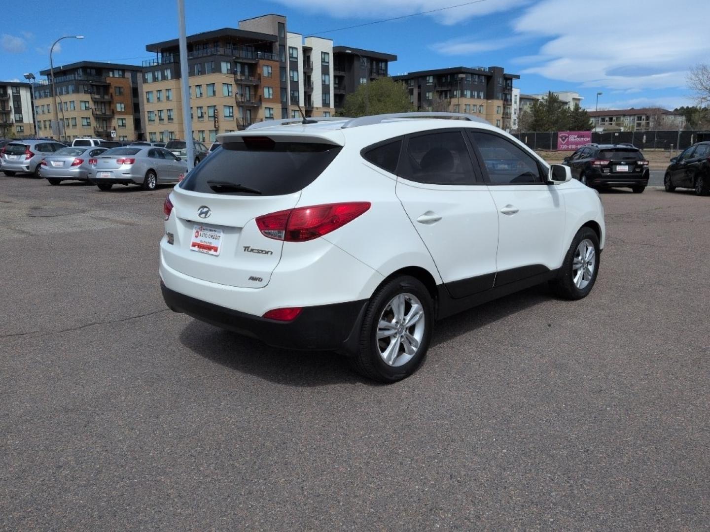 2011 WHITE Hyundai Tucson LIMITED AUTO AWD (KM8JUCAC4BU) with an 4 Cyl, 2.4L engine, Automatic transmission, located at 10890 W. Colfax Ave., Lakewood, CO, 80215, (303) 274-7692, 39.739914, -105.120132 - Photo#4