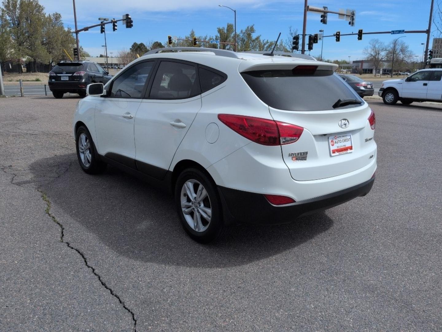 2011 WHITE Hyundai Tucson LIMITED AUTO AWD (KM8JUCAC4BU) with an 4 Cyl, 2.4L engine, Automatic transmission, located at 10890 W. Colfax Ave., Lakewood, CO, 80215, (303) 274-7692, 39.739914, -105.120132 - Photo#6