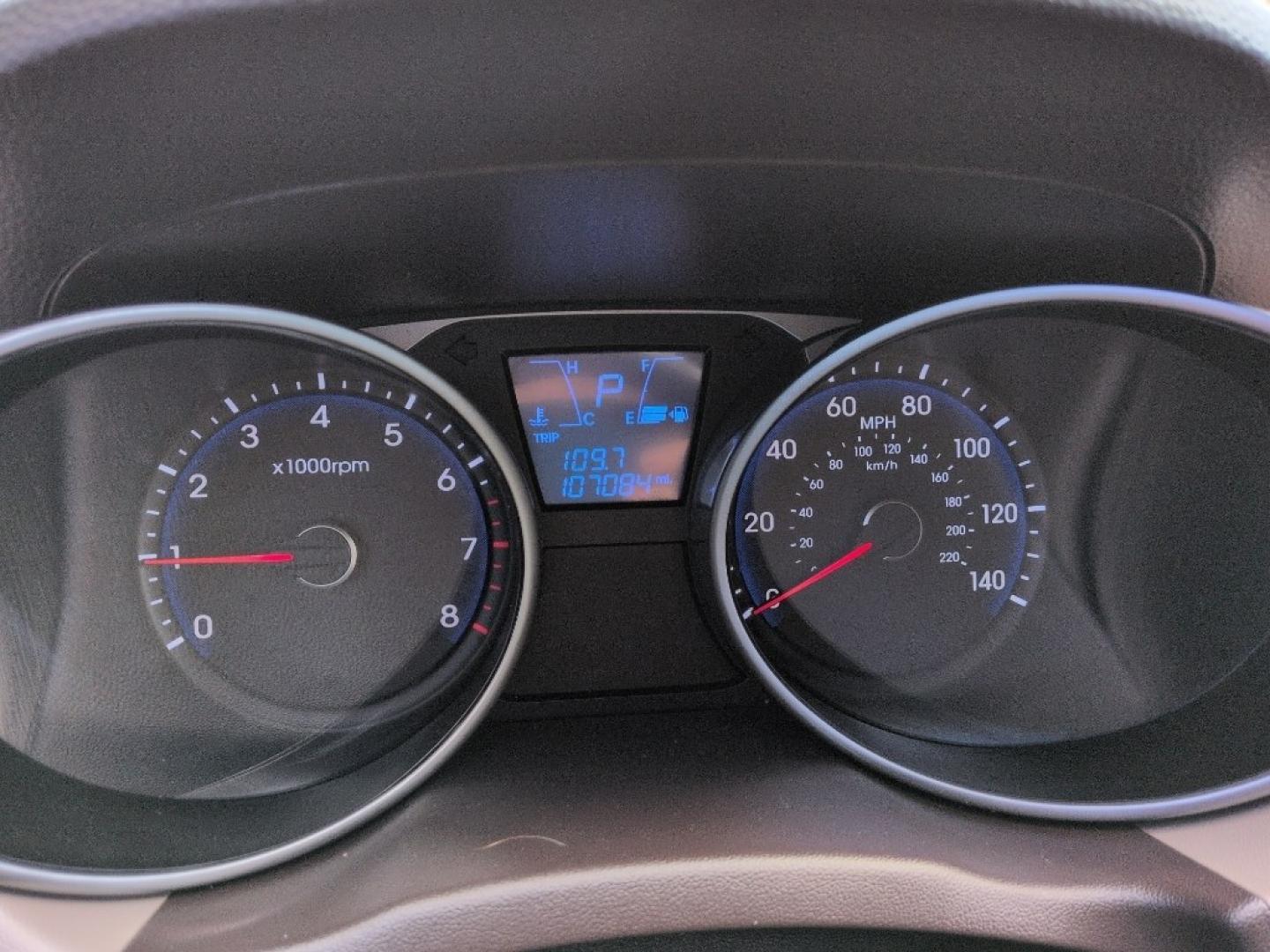 2011 WHITE Hyundai Tucson LIMITED AUTO AWD (KM8JUCAC4BU) with an 4 Cyl, 2.4L engine, Automatic transmission, located at 10890 W. Colfax Ave., Lakewood, CO, 80215, (303) 274-7692, 39.739914, -105.120132 - Photo#9