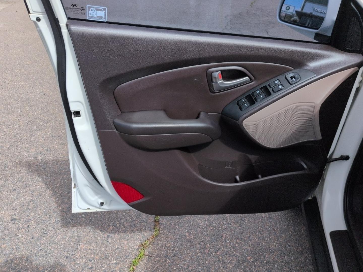 2011 WHITE Hyundai Tucson LIMITED AUTO AWD (KM8JUCAC4BU) with an 4 Cyl, 2.4L engine, Automatic transmission, located at 10890 W. Colfax Ave., Lakewood, CO, 80215, (303) 274-7692, 39.739914, -105.120132 - Photo#13